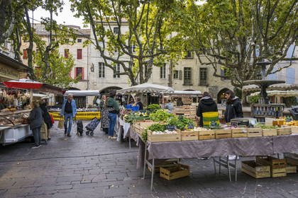 France, Gard (30), Uzès, le marché sur la Place aux Herbes
