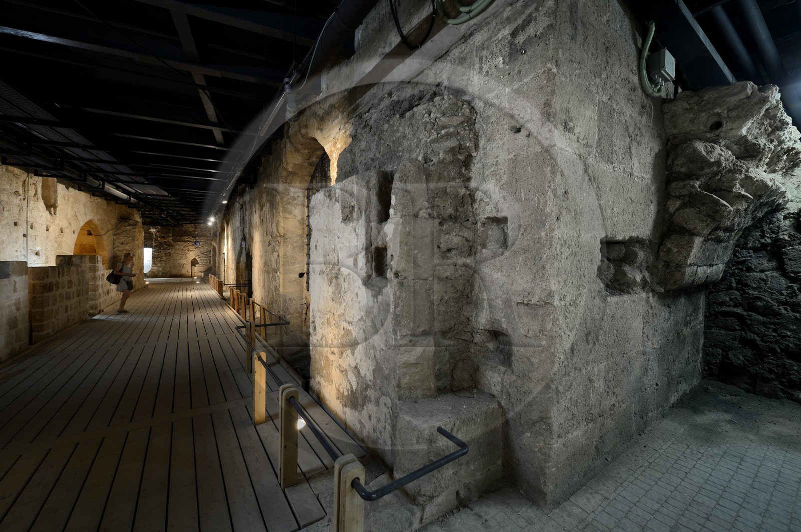 Israel, district Nord, Galilée, Acre (Akko), vieille ville, classée Patrimoine Mondial de l'UNESCO, la ville souterraine des croisés en bordure de la citadelle des Hospitaliers, porte d'entrée du quartier et la rue méridionale