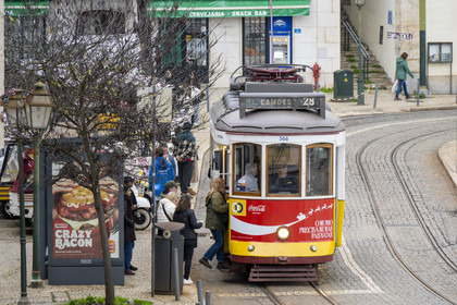 Portugal, Lisbonne, quartier de l'Alfama, tramway (electricos) à Largo das Portas do Sol, la ligne 28 est la plus célèbre et la plus pittoresque