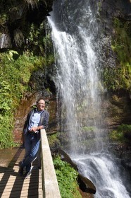 France, Cantal (15), Parc Naturel Régional des Volcans d’Auvergne, vallée de Brezons, hameau de Sanissage, la cascade du Saut de la Truite, le professeur de géographie et géologie Etienne Barthélémy