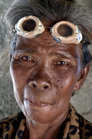 Philippines, Calamian Islands dans le nord de Palawan, Uson Island dans la baie de Coron, village de Barangay Lajala, la plongeuse-cueilleuse d'algues Lilia Magahon 62 ans du groupe ethnique des Tagbanua