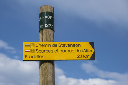 France, Haute-Loire (43), Pradelles, panneau signaletique du chemin de Stevenson (GR 70)