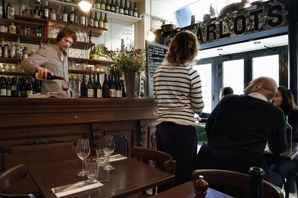 France, Paris (75), Les Arlots rue du Faubourg Poissonnière, Tristan Renoux sert du vin