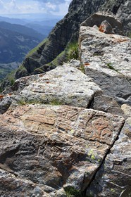 France, Alpes-de-Haute-Provence (04), Uvernet-Fours, parc national du Mercantour, vallée de l'Ubaye, sentier de randonnée du circuit des lacs du col de la Cayolle au Pas du Lausson, borne gravée sur les rochers délimitant la frontière entre le duché de Savoie et le comté de Nice, la vallée du Haut-Var et lac du Lausson (Alpes-Maritimes) en arrière plan