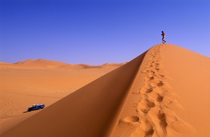 Libye, région du désert, Le Fezzan (Sahara), touriste dans les dunes de l'Erg Titerssin (à l'ouest de Serdeles)