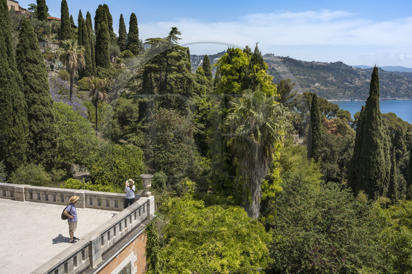 Italie, Ligurie, Province d'Imperia, Vintimille, Jardin botanique Hanbury, Palazzo Orengo, balcon ouvert sur le paysage