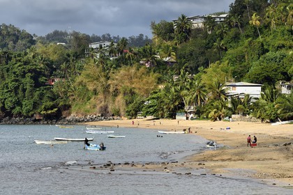 France, Ile de Mayotte, Grande-Terre, Sada, pêcheurs sur la plage