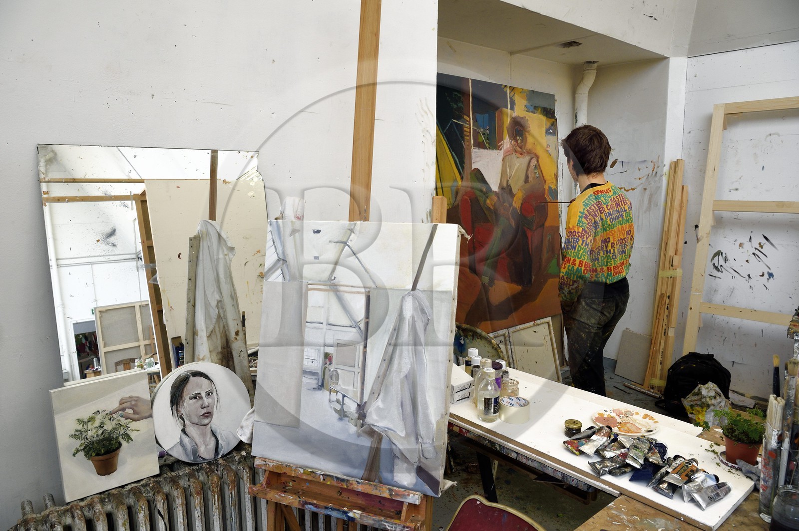 France, Paris (75), quartier de Saint-Germain-des-Prés, Ecole nationale supérieure des Beaux-Arts, batiment Chimay dans l'ancien Hotel de Chimay, étudiant dans l'atelier Tim Eitel