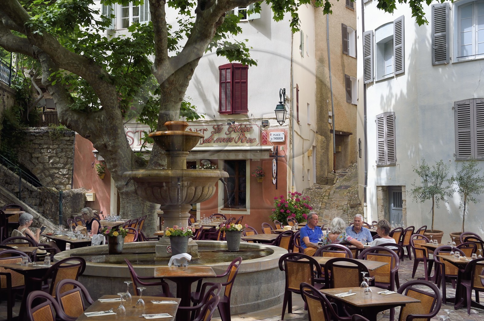 France, Var (83), Seillans, labellisé Les Plus Beaux Villages de France,  place du Thouron, fontaine du XVIIe siècle