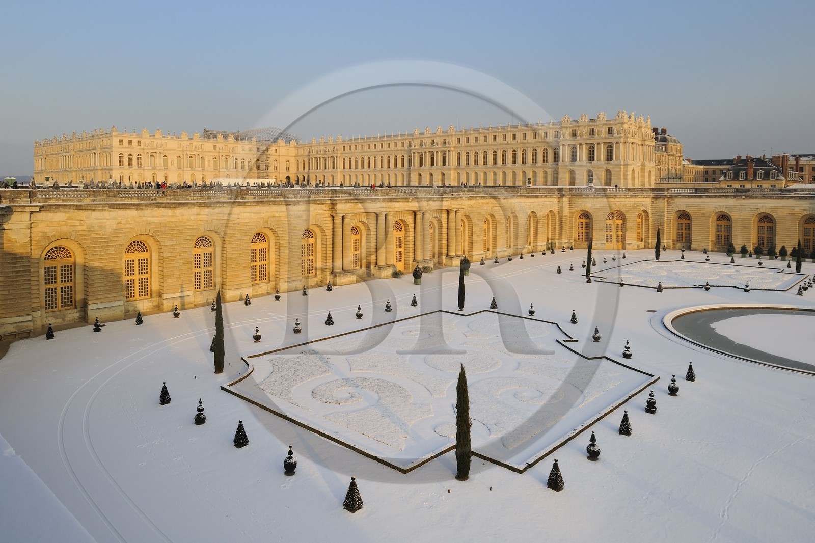 France, Yvelines (78), parc du château de Versailles sous la neige, classé Patrimoine Mondial de l'UNESCO, l'Orangerie et son parterre