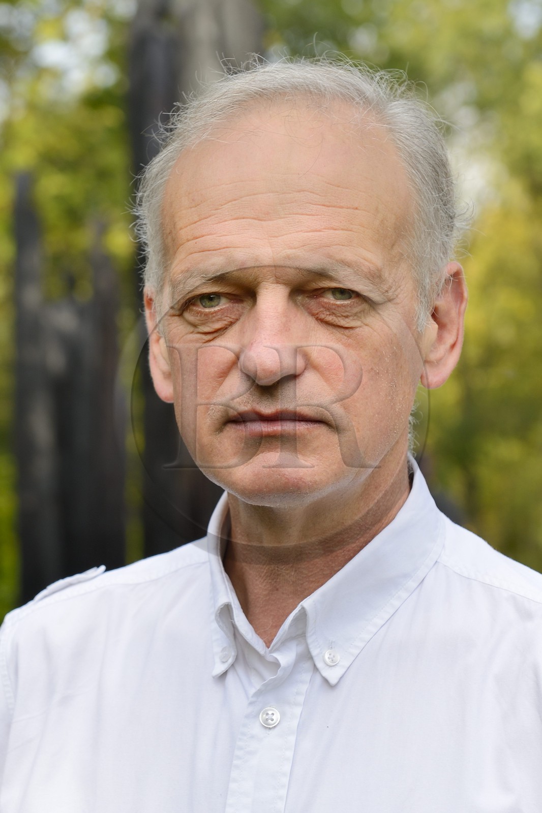 France, Marne (51), Beaumont-sur-Vesle, le sculpteur Christian Lapie entouré de ses sculptures dans son atelier extérieur