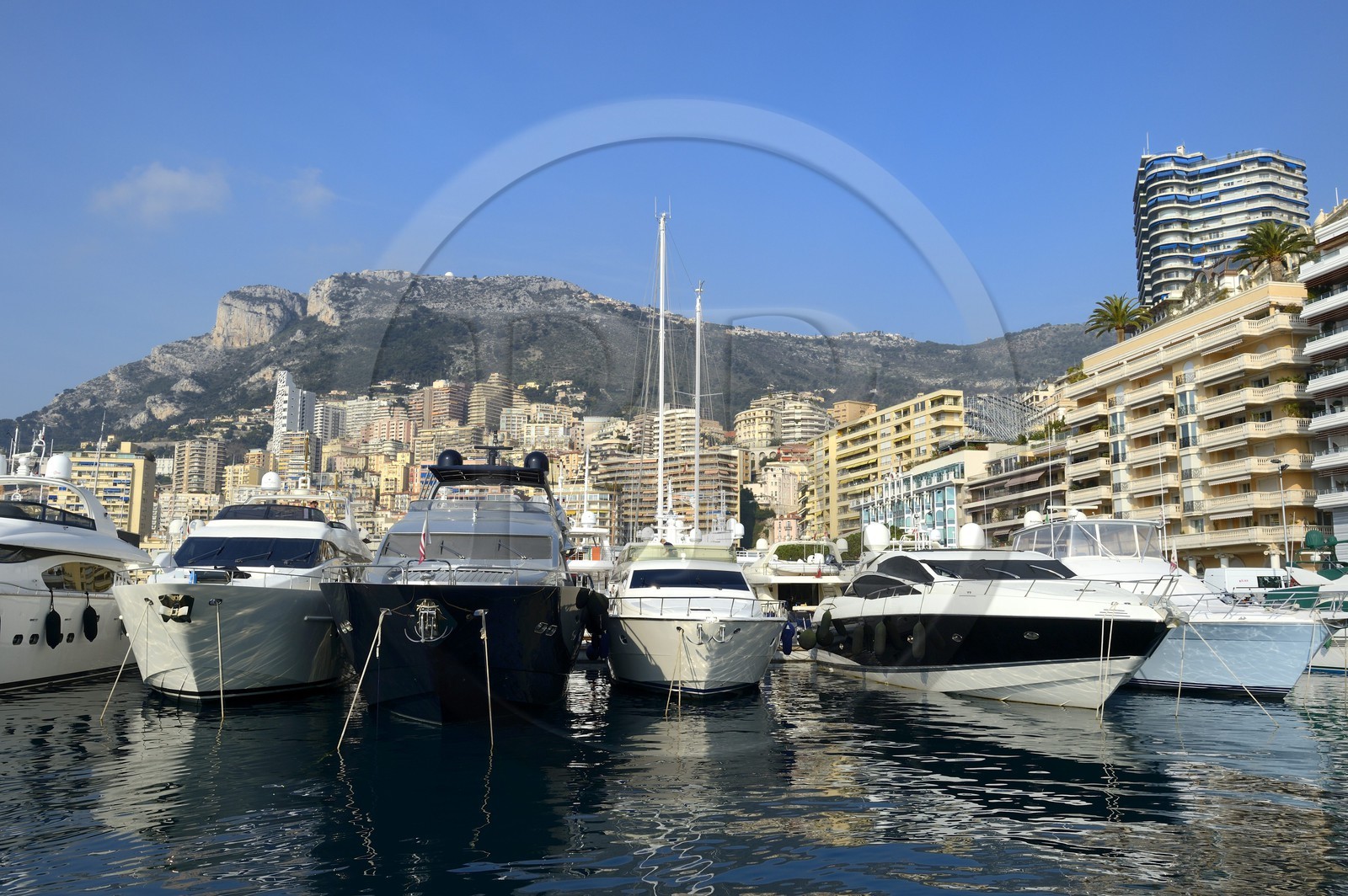 Principauté de Monaco, Monaco, yachts amarrés à port Hercule