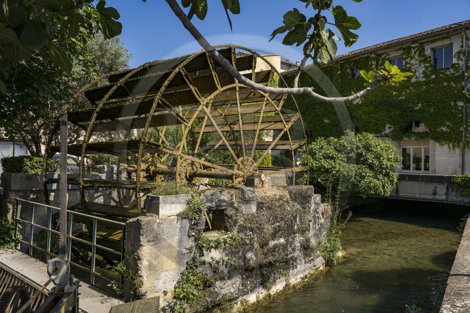 France, Vaucluse (84), L'Isle-sur-la-Sorgue, ancienne roue à aube de moulin à eau de la Manufacture Brun de Vian-Tiran