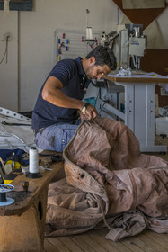 France, Vendée (85), Ile de Noirmoutier, Noirmoutier-en-l'Ile,  la voilerie Burgaud labellisée EPV Entreprise du Patrimoine Vivant, le maître voilier David Durand