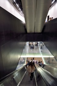 Royaume-Uni, Londres, quartier de Southwark, la Tate Modern, musée d'art contemporain, l'escalator central