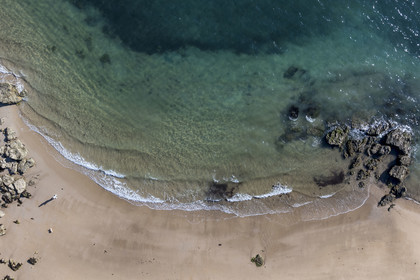 France, Vendée (85), Ile de Noirmoutier, Noirmoutier-en-l'Ile, le Bois de la Chaise, la plage de l'Anse Rouge (vue aérienne)