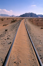 Jordanie, désert du Wadi Rum, la voie de chemin de fer qu'a connu Laurence d'Arabie