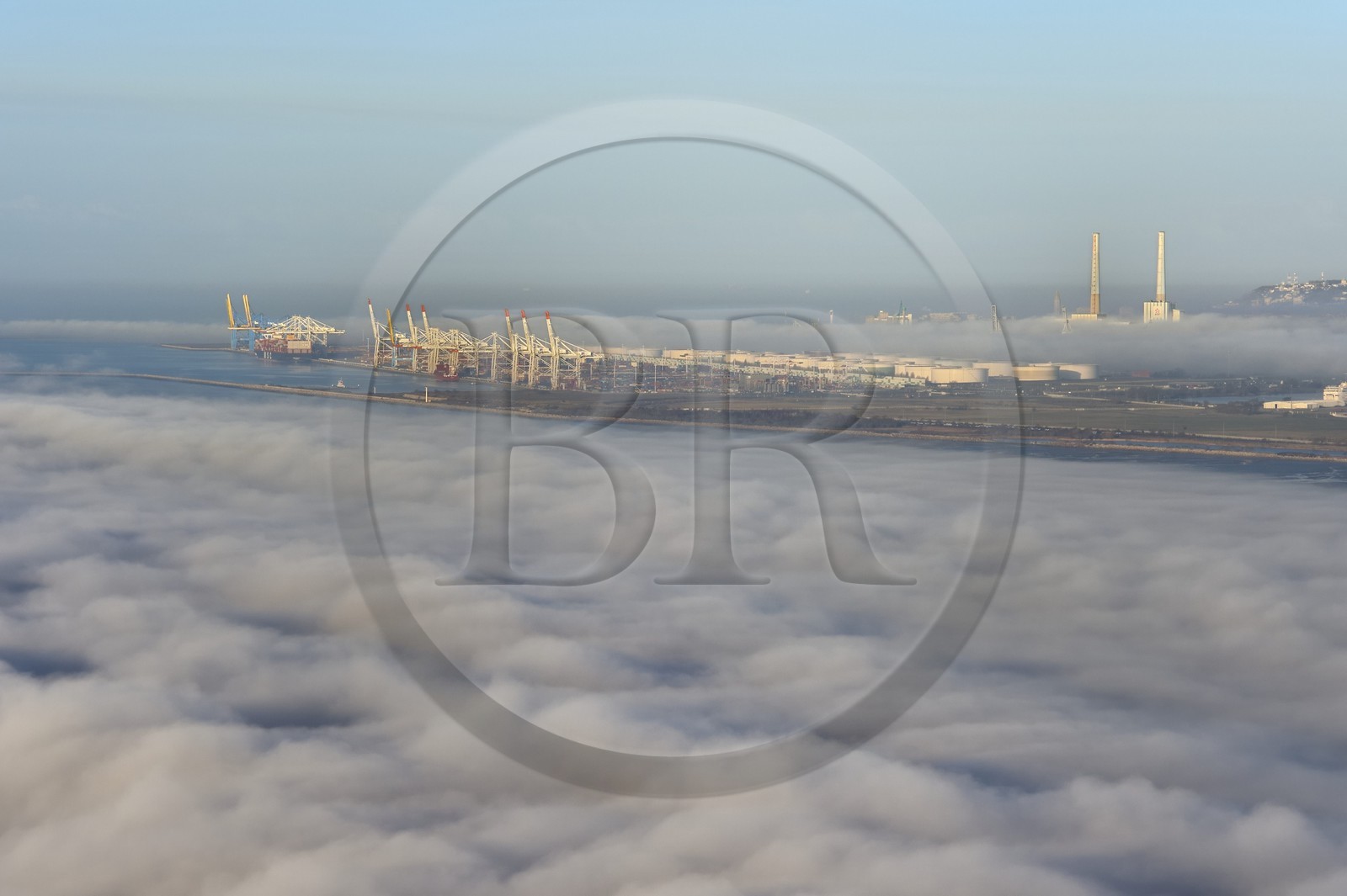 France, Seine-Maritime (76), Le Havre, le port du Havre emerge d'une mer de nuages