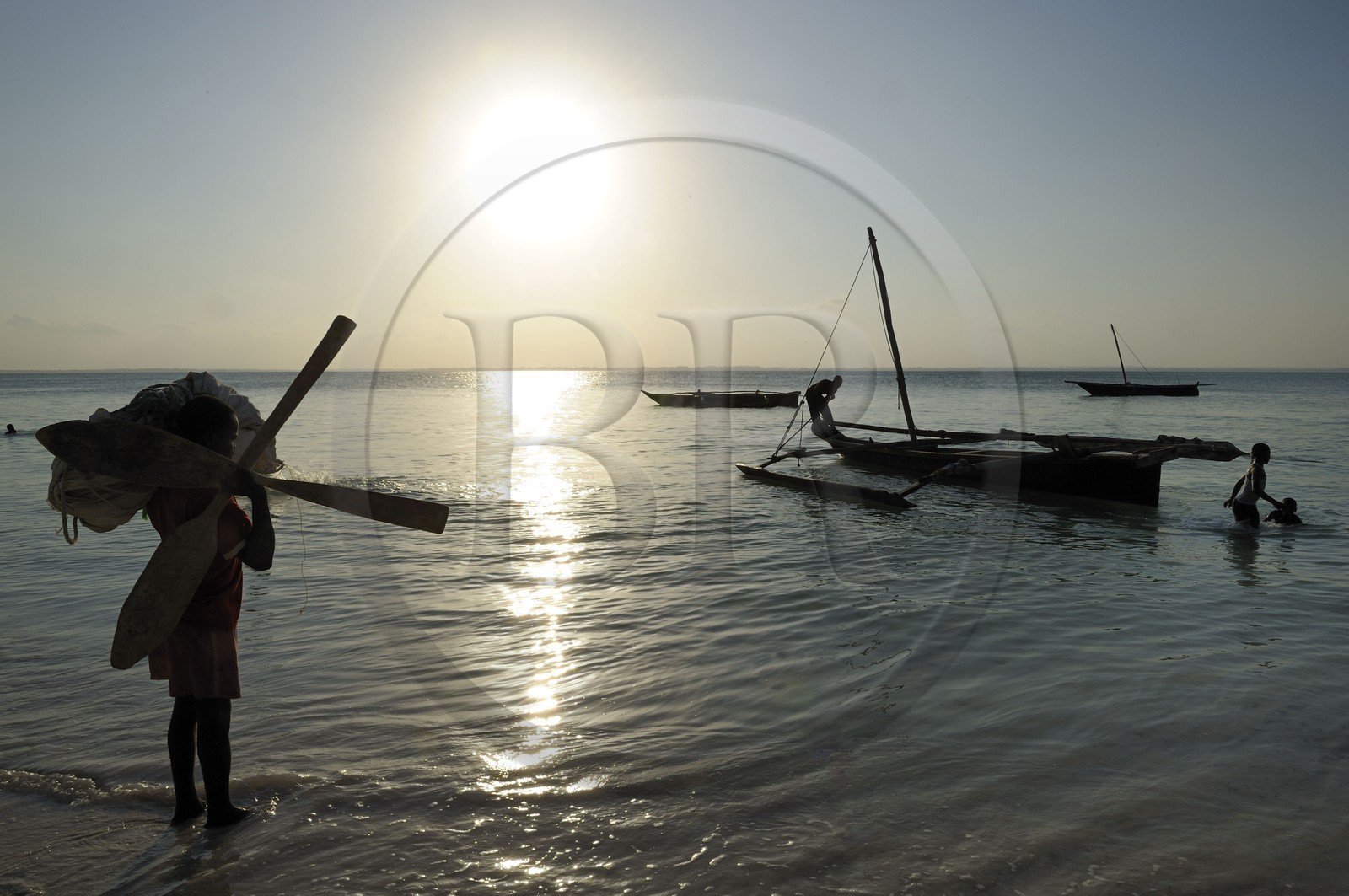 Tanzanie, archipel de Zanzibar, île de Unguja (Zanzibar), côte est, baie de Chwaka vers Michamvi, départ pour la pêche d'un dhow (boutre traditionnel)