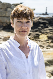 France, Finistère (29), Mer d'Iroise, Ile d'Ouessant, l'éditrice Helene Prigent en promenade à la Pointe de Pern