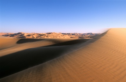 Libye, Le Fezzan (Sahara), Erg de Mourzouk (Murzuk), vent de sable sur le sommet des dunes