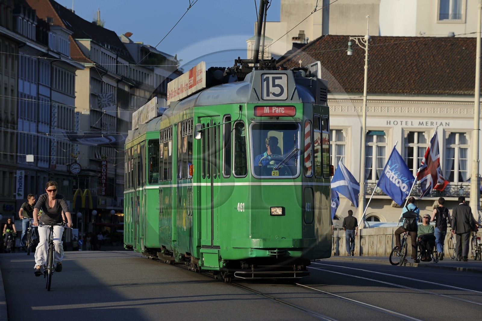 Suisse, Bâle, tram sur la Mittlere Brücke
