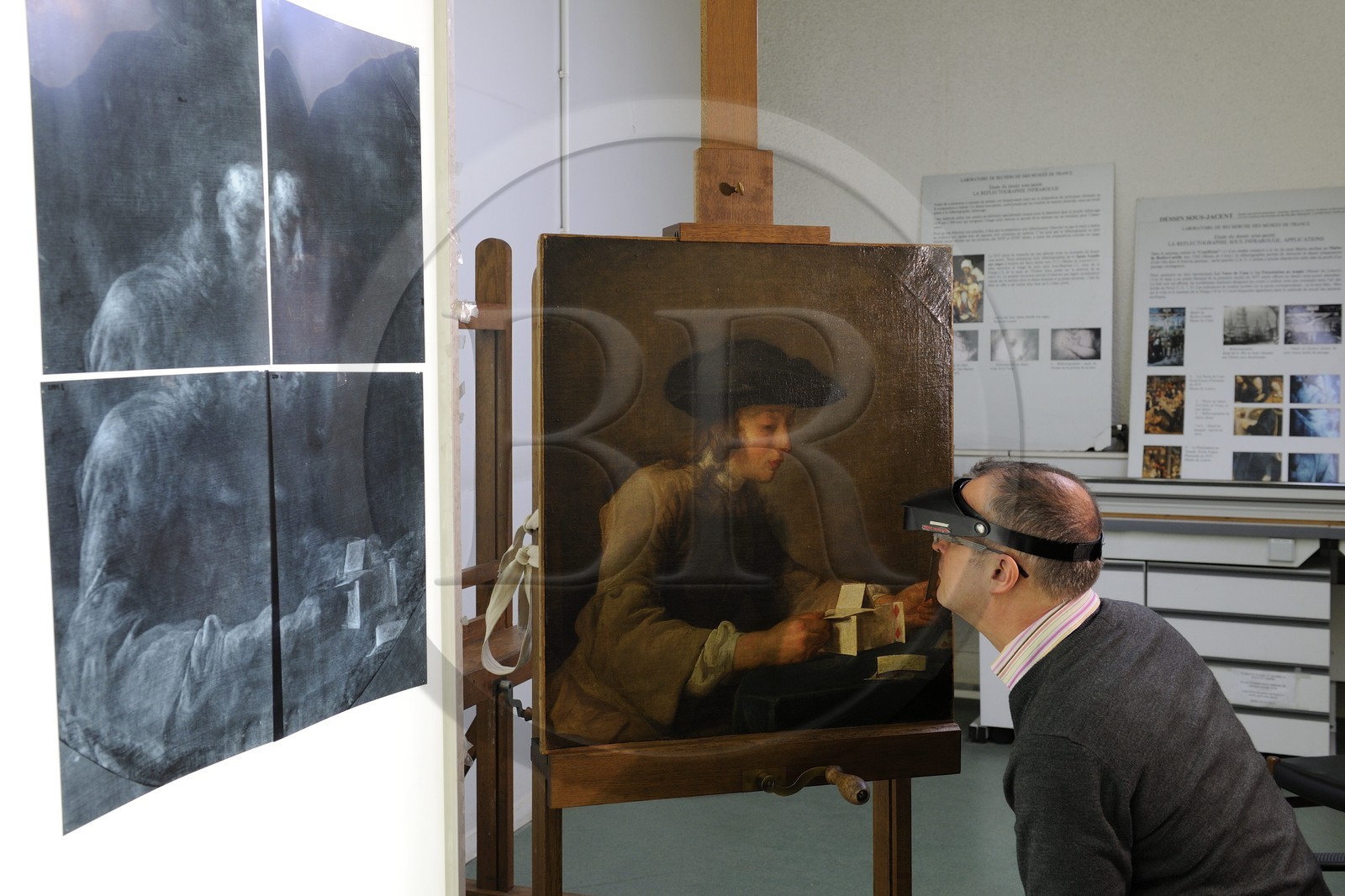 France, Paris (75), Laboratoire du Centre de recherche et de restauration des musées de France (C2RMF), Bruno Mottin conservateur, tableau le Château de Cartes (1737) du peintre Chardin