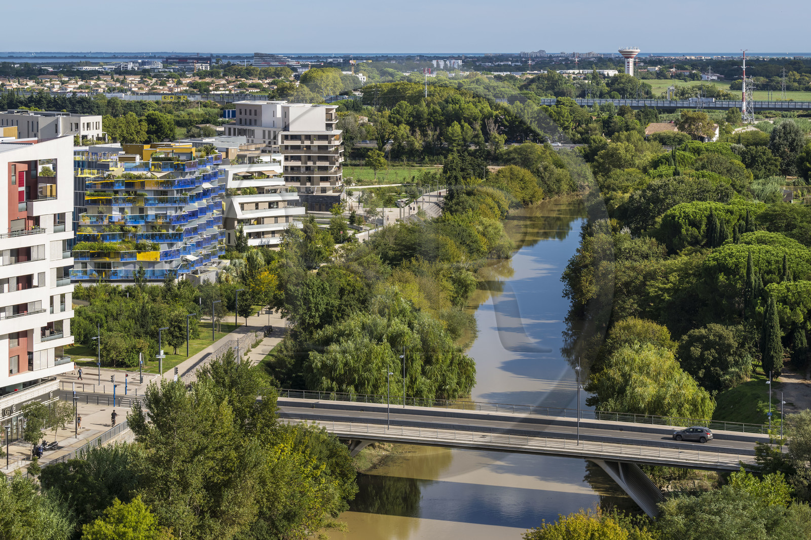 France, Hérault (34), Montpellier, quartier Richter, les rives du Lez, la résidence Koh-I-Noor conçu par l'architecte Bernard Bühler (avec les balcons bleus)