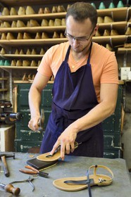 France, Var (83), Saint-Tropez, fabrication des Sandales Tropéziennes (les sandales Rondini)