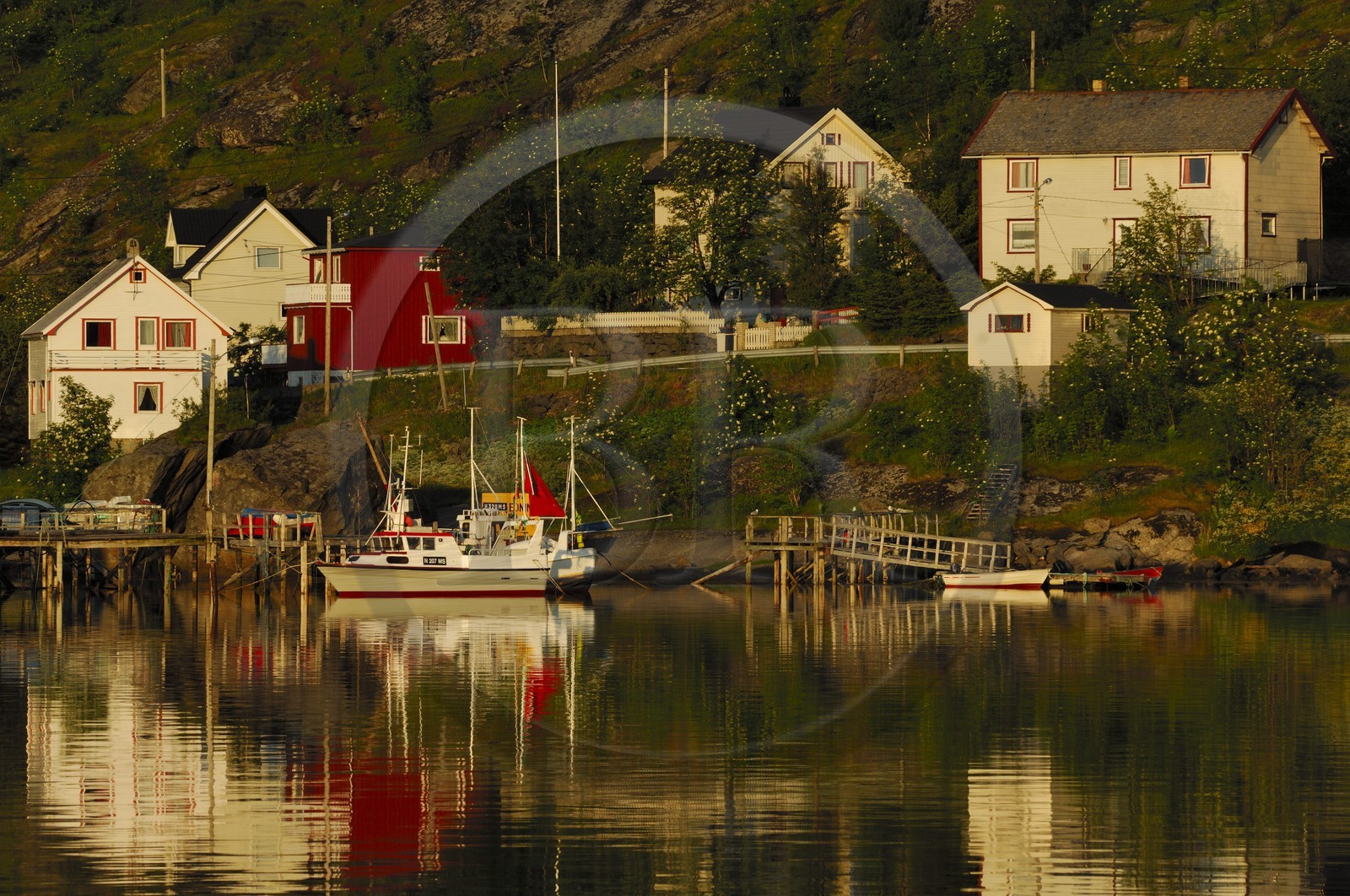 Norvège, Nordland, Iles Lofoten, Ile de Moskenes, le village de pêcheurs de Reine au soleil de minuit