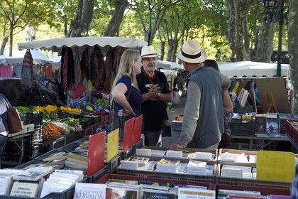 France, Var (83), Saint-Tropez, place des Lices, terrasse de cafés et étals de produits artisanaux à l'occasion du marché hebdomadaire le samedi matin