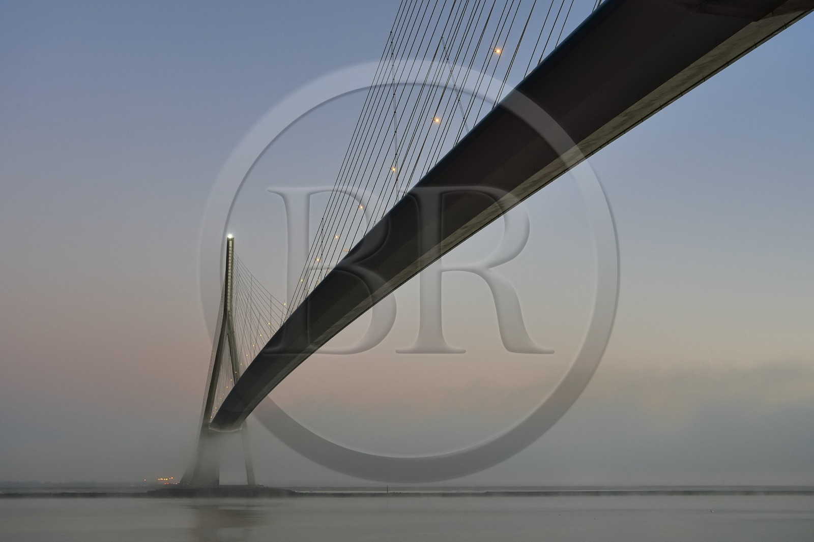 France, entre Calvados (14) et Seine-Maritime (76), le Pont de Normandie dans les brumes de l'aube, le tablier est en béton précontraint sauf pour sa partie centrale qui est métallique