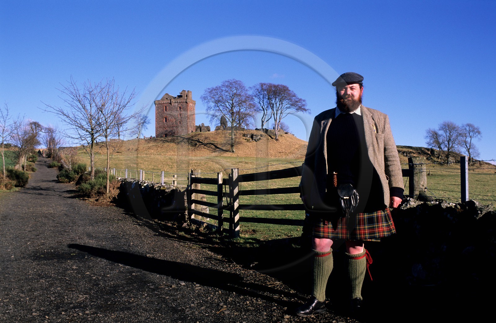Royaume-Uni, Ecosse, Perthshire and Kinross, Balvaird Castle et son propriétaire portant le kilt traditionnel