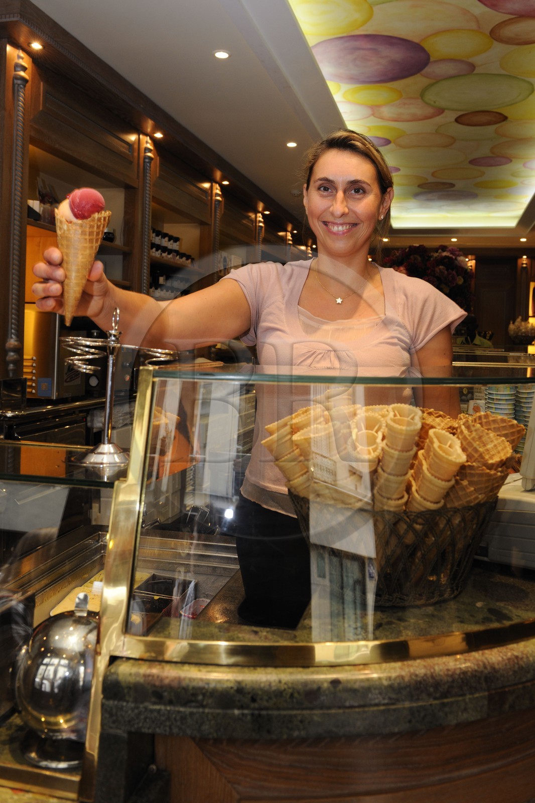 France, Paris (75), île Saint Louis, glaces de la Maison Berthillon, Murielle Berthillon
