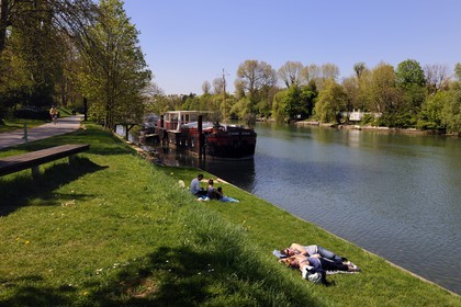 France, Val-de-Marne (94), les bords de Marne, la promenade de Polangis à Champigny-sur-Marne et une péniche maison amarrée à l'année