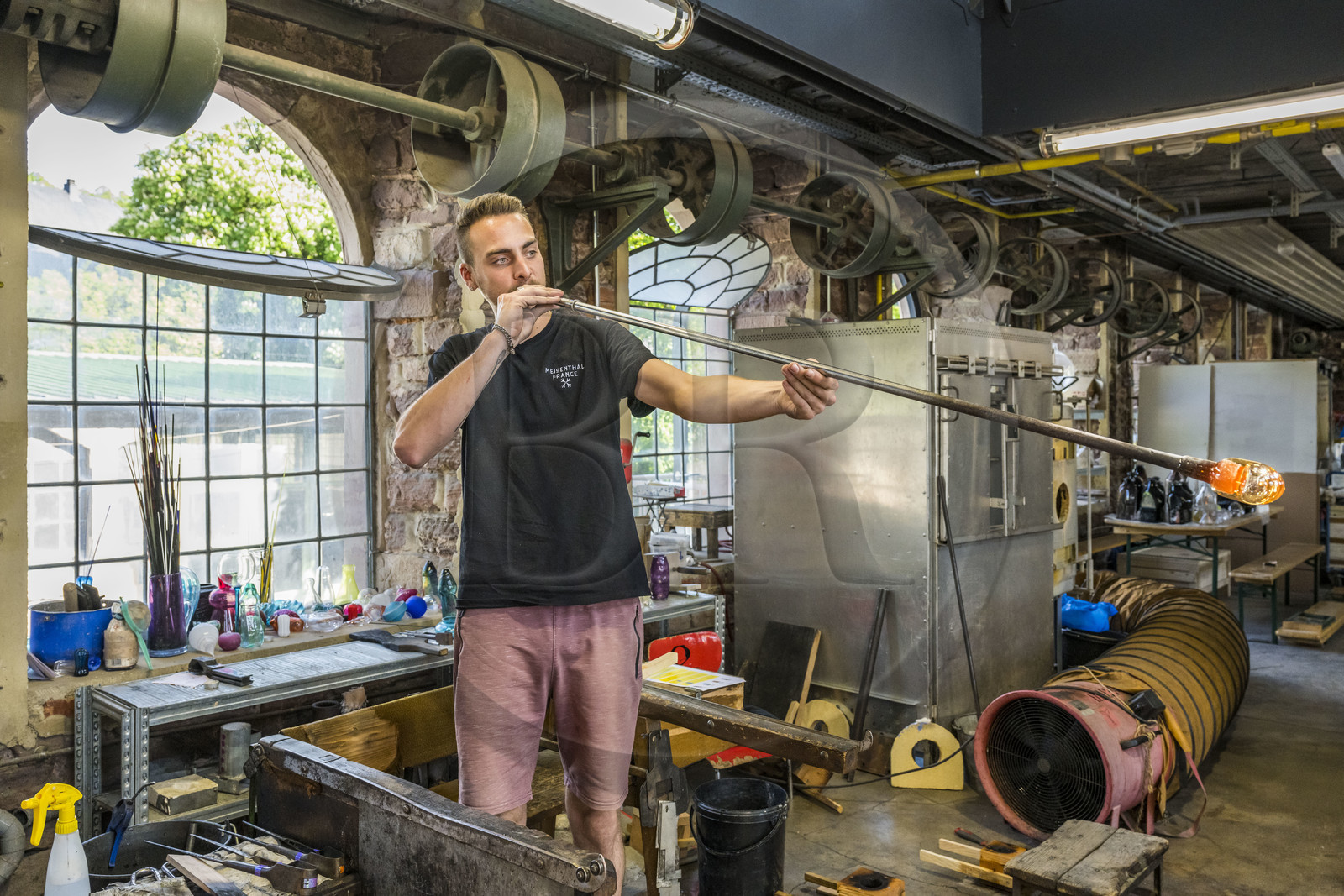 France, Moselle (57), Meisenthal, Centre international d’Art verrier (CIAV), le verrier Geoffrey Richard  dans l'atelier de soufflage
