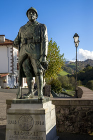 France, Pyrénées-Atlantiques (64), Pays-Basque, vallée des Aldudes, Urepel, le monument aux morts