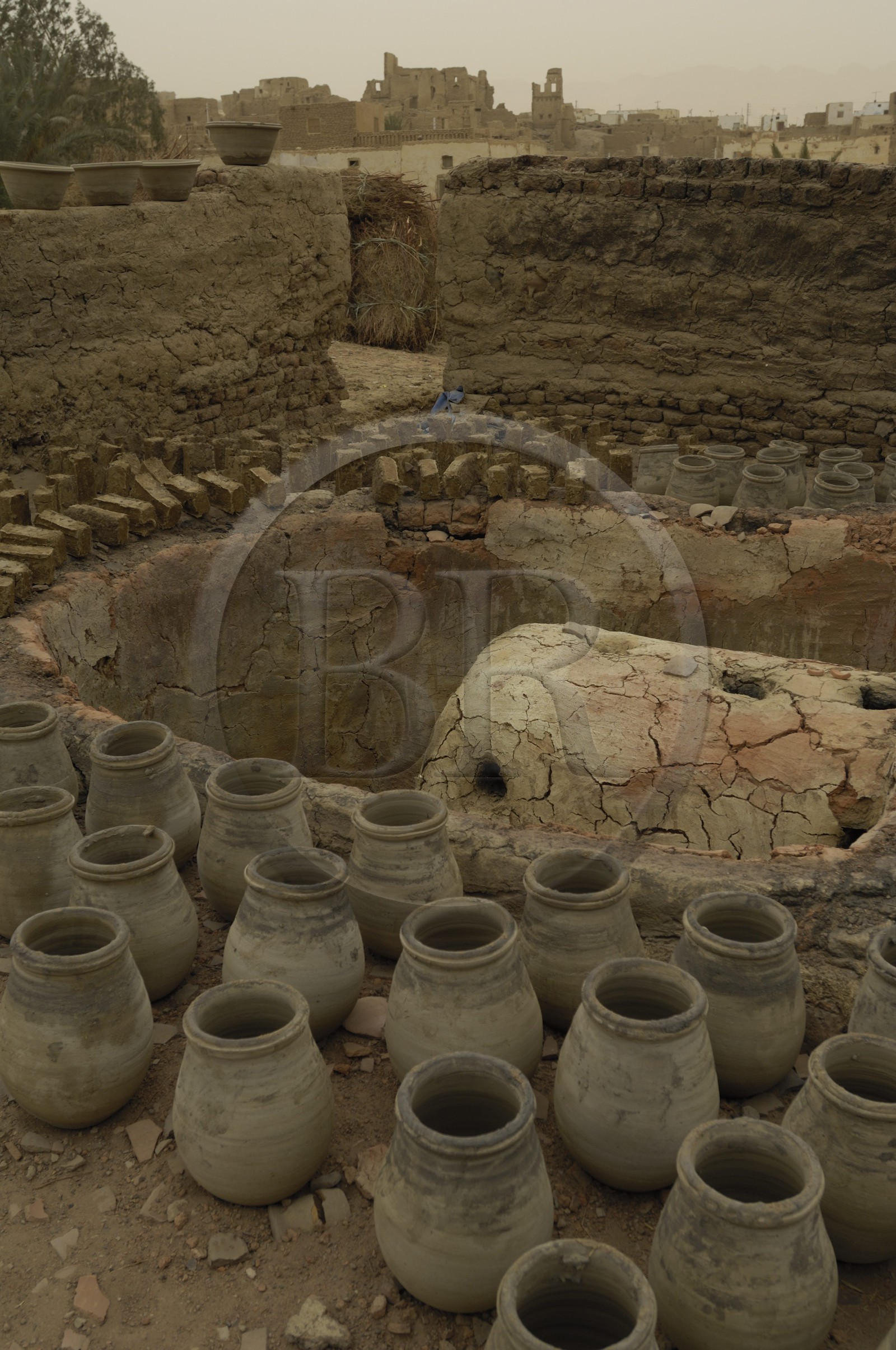 Egypte, Haute Egypte, désert libyque, oasis de Dakhla, vieux village de Al-Qasr, l'atelier du potier