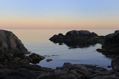 Norvège, Nordland, Iles Lofoten, Ile de Flakstadoy, coucher de soleil sur le Vestfjorden à Nesland