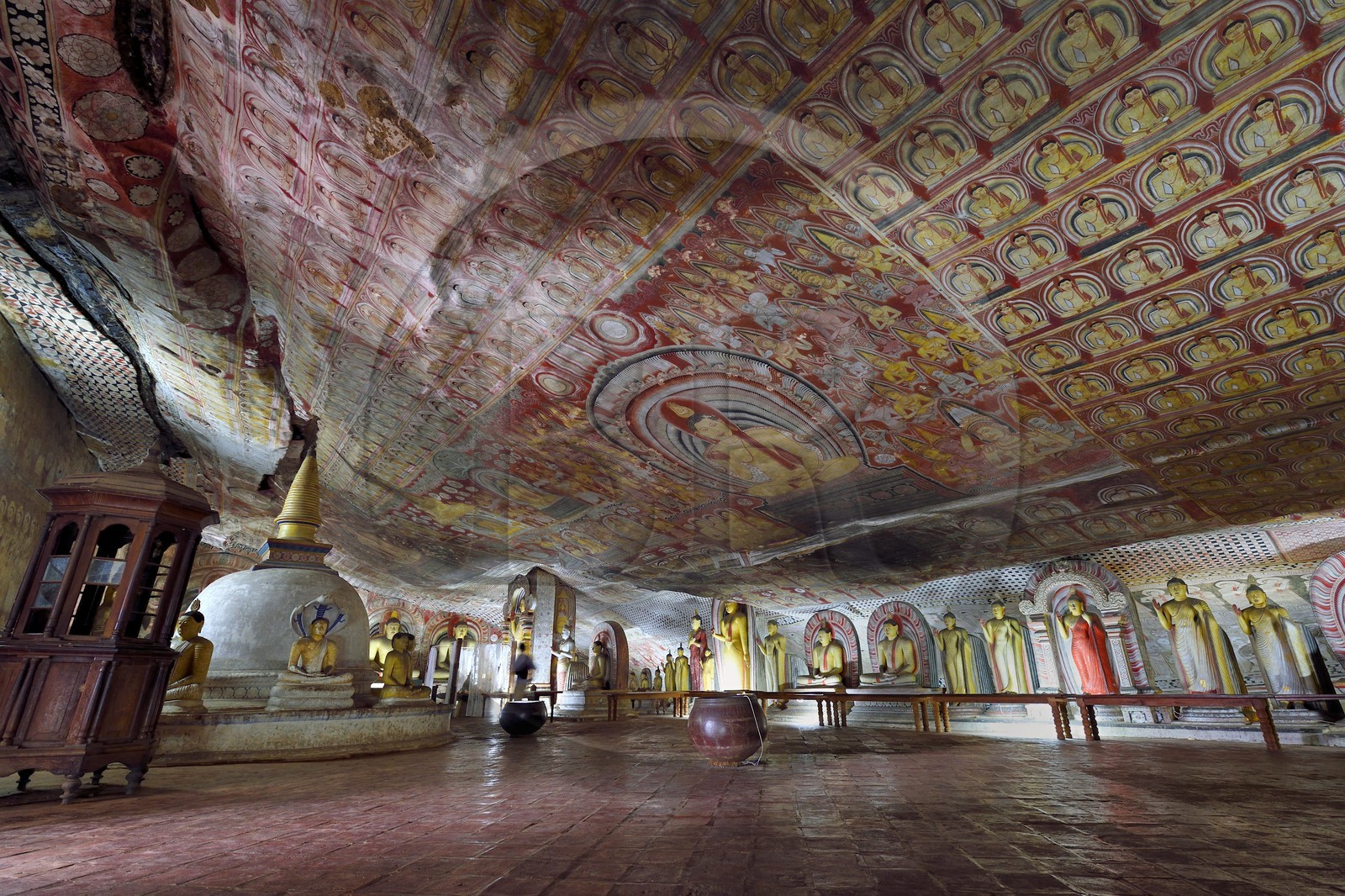 Sri Lanka, province du centre, district de Matale, Dambulla, Temple du Rocher Royal aussi appelé Ran Giri (Rocher doré) classé patrimoine mondial de l'UNESCO, la grotte n°2 Maharaja Viharaya est la plus vaste