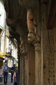 France, Morbihan (56), Golfe du Morbihan, Vannes, des animaux fantastiques sculptées en bois ornant la maison à pans de bois Maison aux Lions au 13 rue Saint Salomon