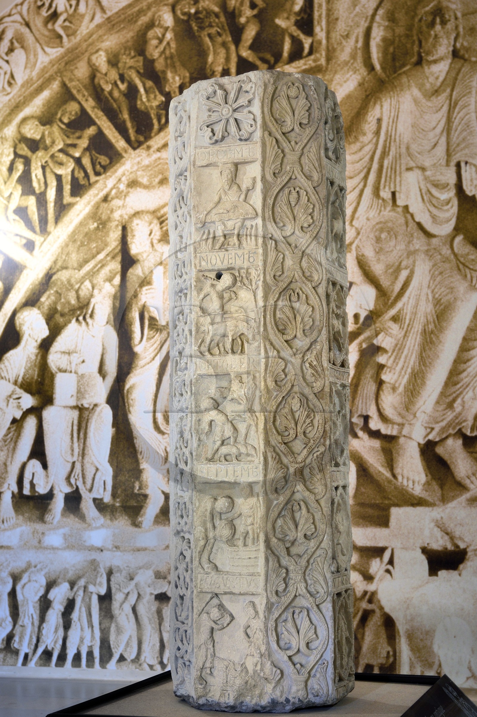 France, Allier (03), ancienne province du Bourbonnais, Souvigny, prieuré Saint-Pierre-et-Saint-Paul, nécropole ducale des Ducs de Bourbon, musée du Pays de Bourbonnais, le pilier roman, colonne calendaire (fin XIIe siècle) dite du Zodiaque