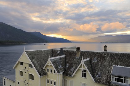 Norvège, comté de Sogn Og Fjordane, le sognefjorden à Balestrand, l'Hôtel Kvikne de style suisse