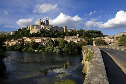 France, Hérault (34), Béziers, la cathédrale Saint Nazaire et le Pont-Vieux sur la rivière Orb