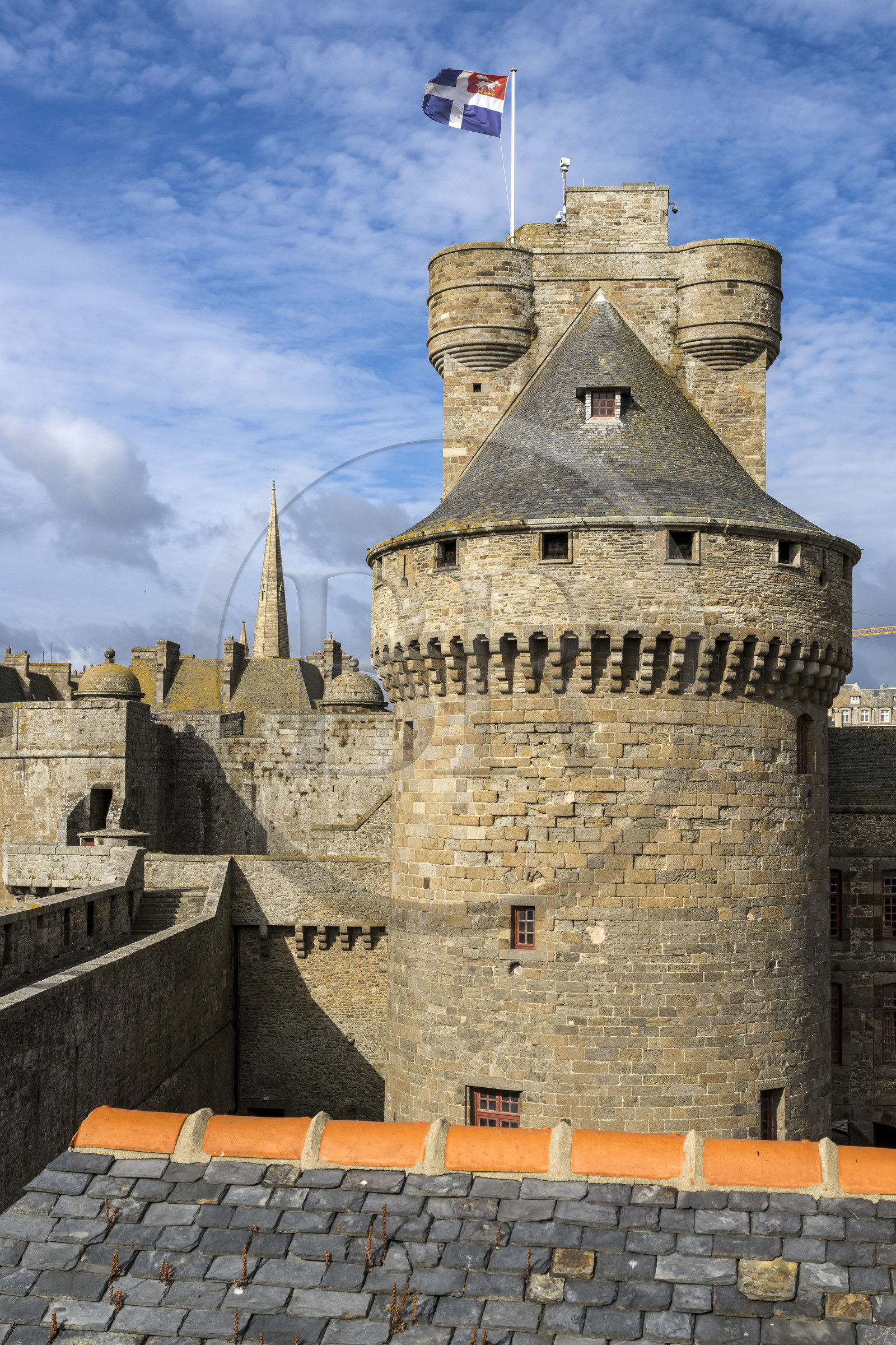 France, Ille-et-Vilaine (35), Côte d'Emeraude, Saint-Malo, le chateau de Saint-Malo (XVème siècle) qui abrite l'Hotel de Ville et le Grand Donjon sur lequel flotte le drapeau de la ville