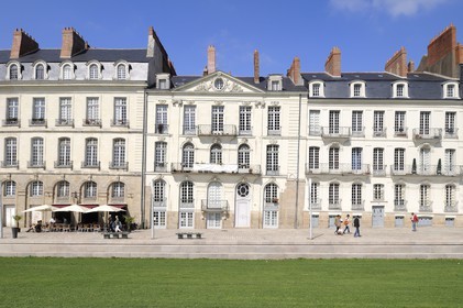 France, Loire-Atlantique (44), Nantes, maison d'armateur quai Turenne sur l'ancienne Ile Feydeau qui penche terriblement témoignant de la difficulté de construction sur le terrain marécageux