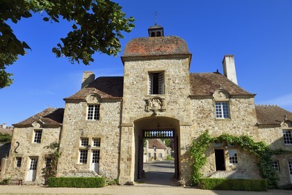 France, Allier (03), ancienne province du Bourbonnais, Souvigny, prieuré clunisien Saint-Pierre-et-Saint-Paul, nécropole ducale des Ducs de Bourbon, la porterie du logis prieural (XVIIe siècle)