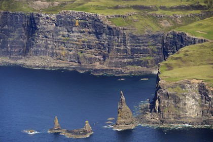 Royaume-Uni, Ecosse, Highland, Hébrides intérieures, Ile de Skye, les falaises abruptes de la côte Nord-Ouest à Idrigill Point (vue aérienne)