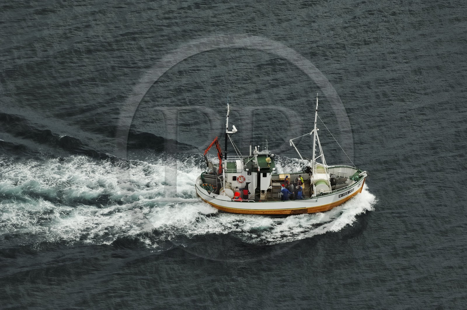 Norvège, Nordland, Iles Lofoten, chalutier de  retour de pêche (vue aérienne)