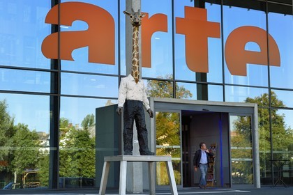 France, Bas-Rhin (67), Strasbourg, quartier européen, le siège de la chaine de television franco-allemande Arte, homme-Girafe de l'artiste Stephan Balkenhol